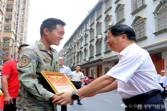 桂平市为荣立三等功现役军人家庭送喜报